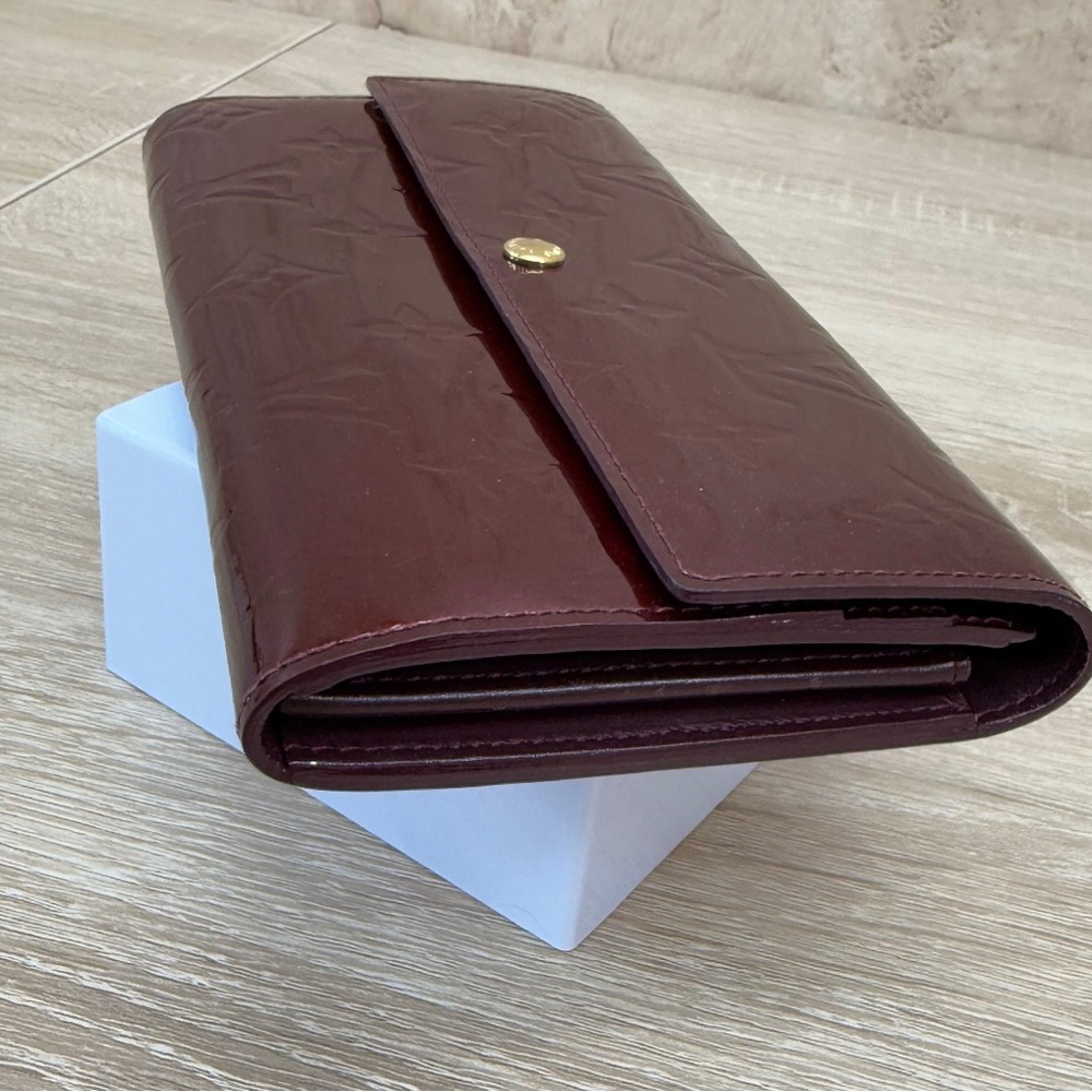 Louis Vuitton Burgandy Monogramed Vernis Sarah Wallet with COA - Picture 5 of 16